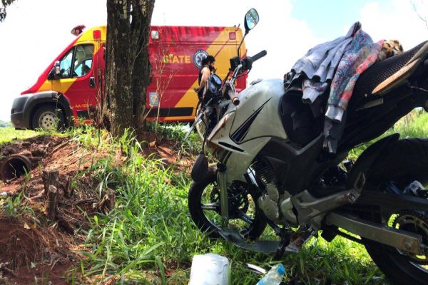Duas pessoas ficam feridas após queda de moto na PR-180
