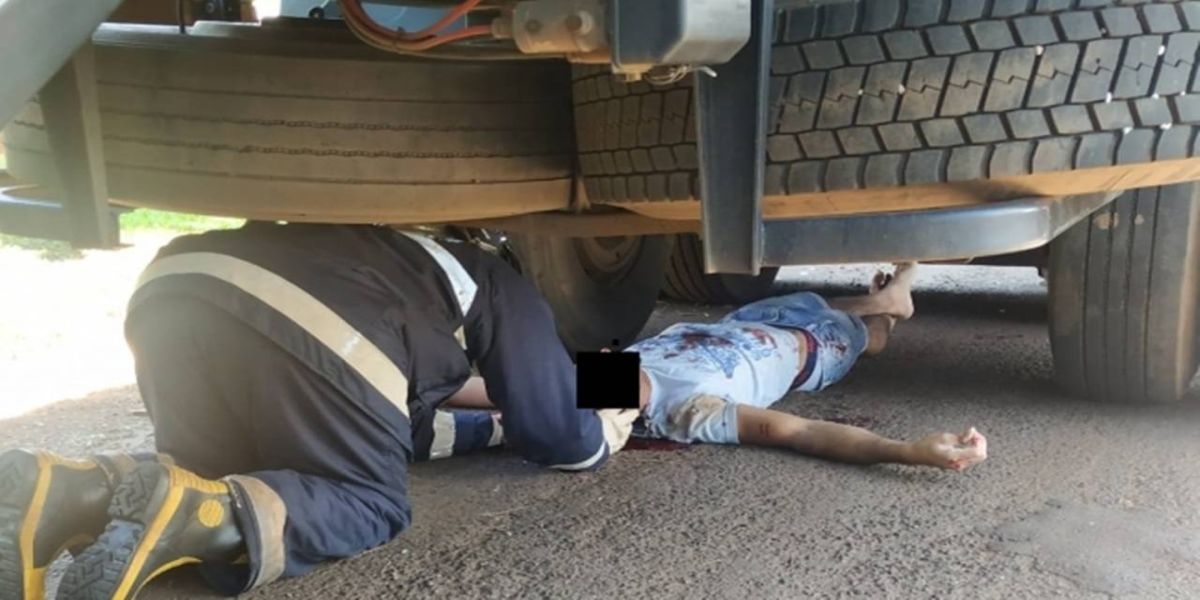 Motociclista para embaixo de carreta após colidir em veículo em Santa Helena