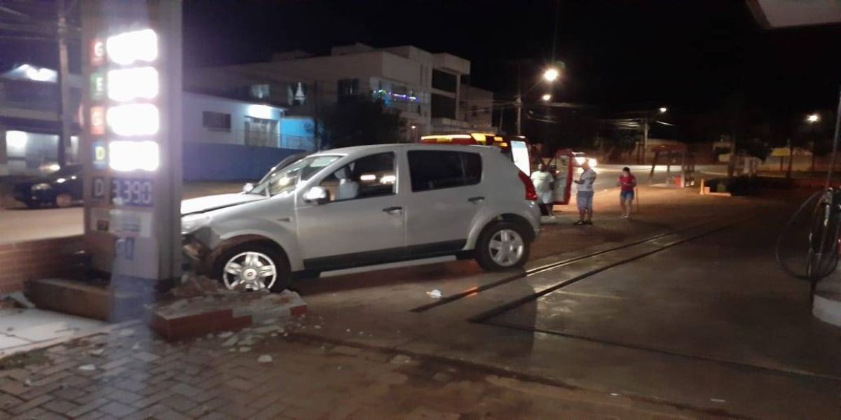 Carro invade posto de combustível e só para após bater contra mureta na Rua Ipanema