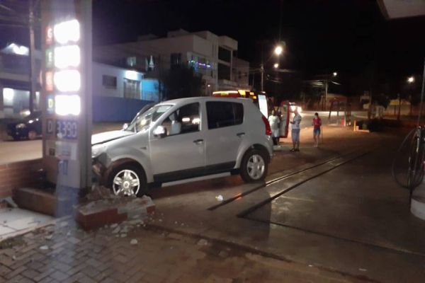 Imagem referente a notícia: Carro invade posto de combustível e só para após bater contra mureta na Rua Ipanema