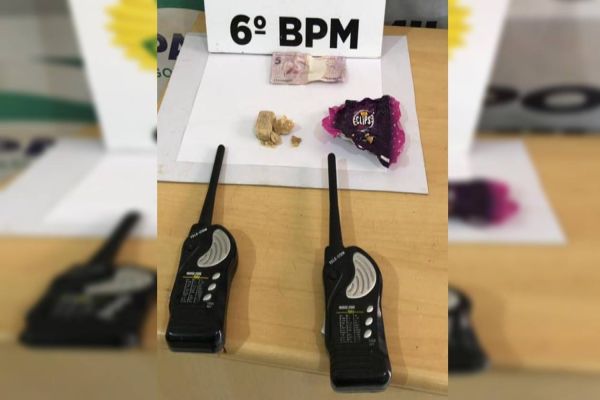 Jovens são detidos com pedras de crack e rádios comunicadores no Bairro Cancelli