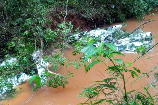 Imagem referente a notícia: Avião cai dentro de rio em área rural e deixa mortos no Paraná