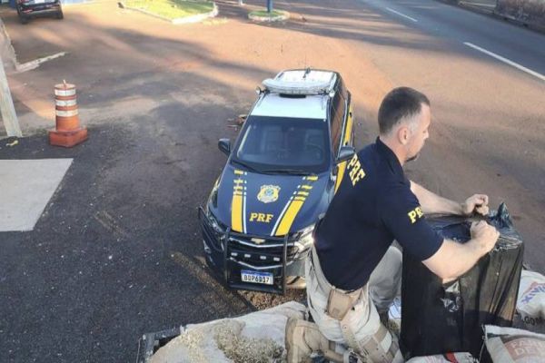 Imagem referente a notícia: PRF apreende R$ 1 milhão em cigarros contrabandeados no Paraná