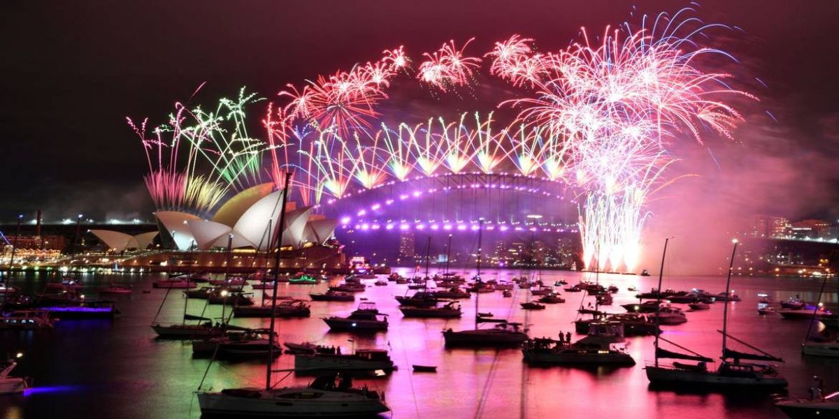 Fogos de artifício explodem no alto de ruas vazias, na Austrália