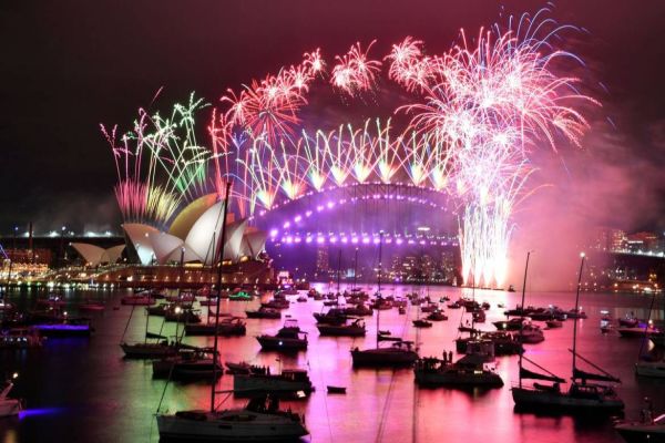 Fogos de artifício explodem no alto de ruas vazias, na Austrália