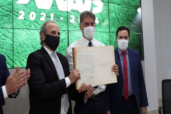 Imagem referente a notícia: Paranhos inicia segundo mandato com anúncio de R$ 130 milhões em investimentos