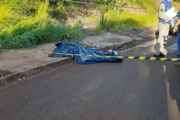 Imagem referente a notícia: Homem morre ao bater cabeça em calçada após queda de bicicleta no Bairro Brasília