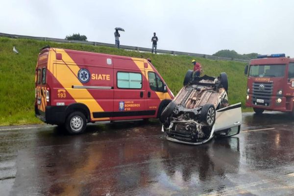 Jovem de 21 anos fica ferida após capotar veículo na Rodovia PRc-467 em Cascavel