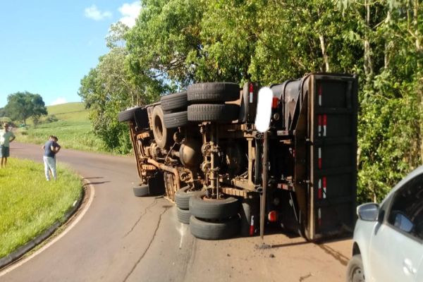 Tombamento de caminhão é registrado no trevo de Vista Alegre