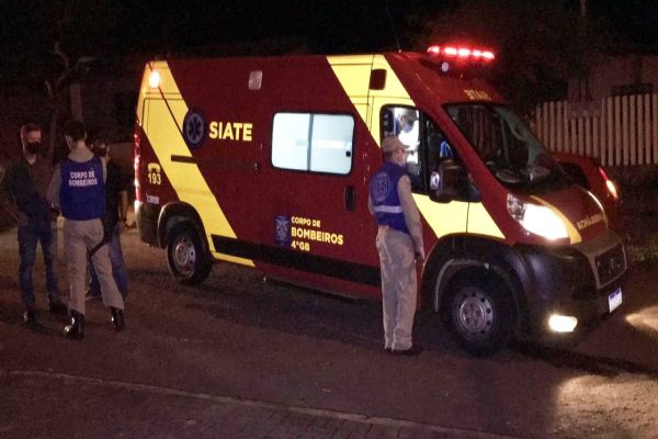 Imagem referente a notícia: Homem de 52 anos fica em estado gravíssimo após ser esfaqueado pelo filho no Bairro Neva