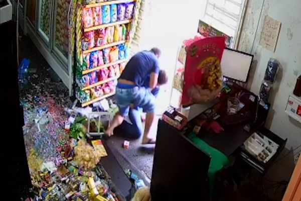 Imagem referente a notícia: Câmeras de segurança registram momento em que comerciante é baleado no Jardim Colonial