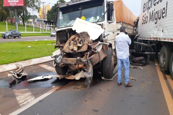 Imagem referente a notícia: Colisão entre caminhões é registrado no Trevo da Portal na Rodovia BR-27, em Cascavel