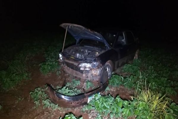 Três pessoas ficam feridas em capotamento na BR-467