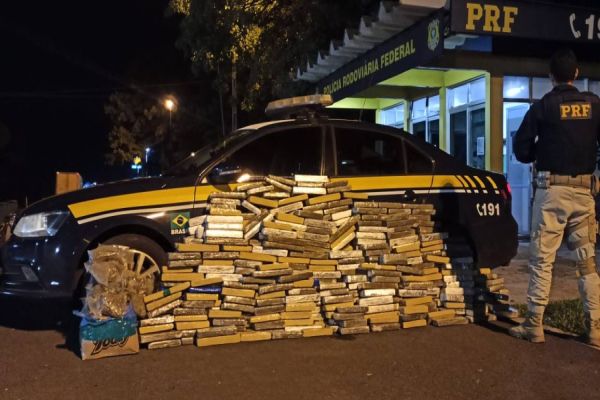 No final de semana, PRF apreende meia tonelada de maconha e apreende uma pistola no Paraná