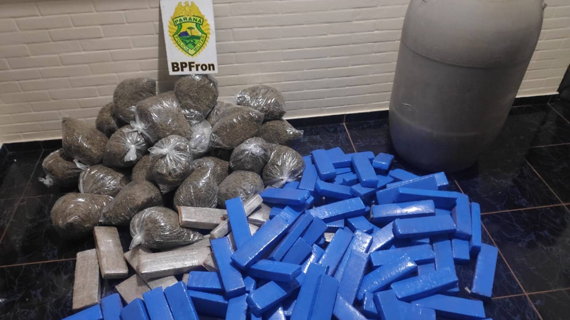 BPFRON apreende maconha em veículo durante Operação Hórus em Capitão Leônidas Marques-PR