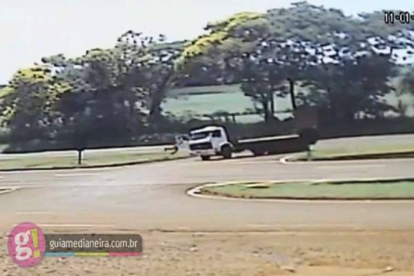 Imagem referente a notícia: Inusitado: Homem fica pendurado na porta de caminhão após cair da cabine