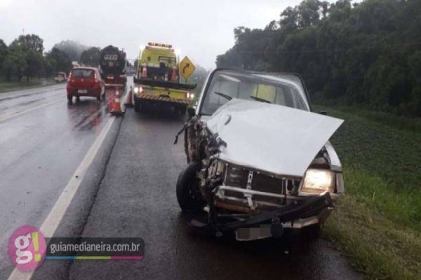 Imagem referente a notícia: Céu Azul: Colisão frontal entre Pampa e carreta é registrada na BR 277