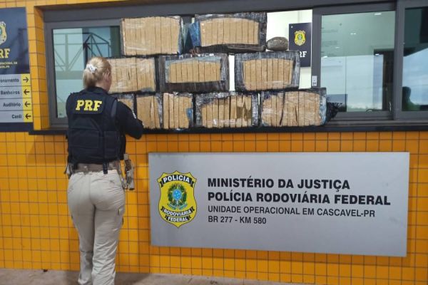 Imagem referente a notícia: PRF Cascavel apreende mais de 160 quilos de maconha na BR-277