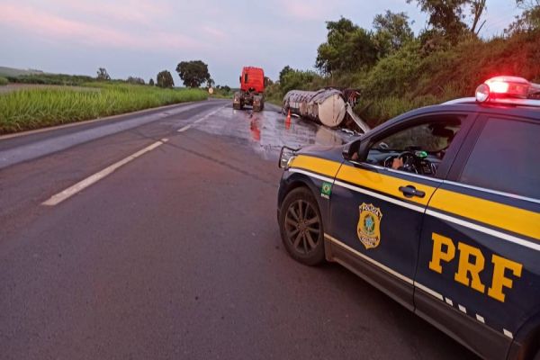 Carreta tomba na BR-467 e provoca fila quilométrica de veículos
