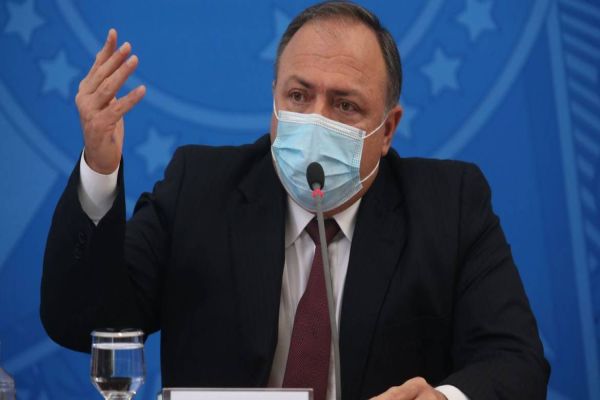 População deve manter afastamento social, defende Pazuello