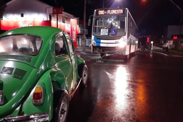 Imagem referente a notícia: Homem fica ferido após colisão de trânsito na Avenida Papagaios