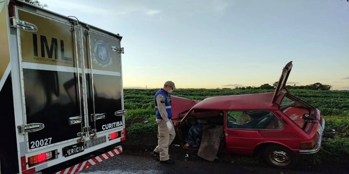 Homem de 30 anos morre em colisão entre carro e caminhão na manhã, em Toledo