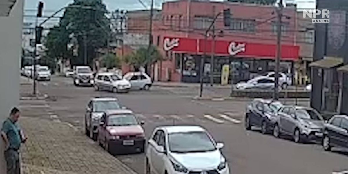 Câmera de segurança registra menino sendo ejetado de carro após colisão na Avenida Carlos Gomes