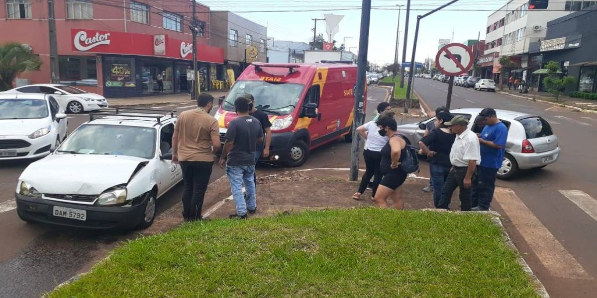 Duas mulheres e duas crianças ficam feridas após colisão de trânsito na Avenida Carlos Gomes