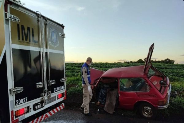 Homem de 30 anos morre em colisão entre carro e caminhão na manhã, em Toledo
