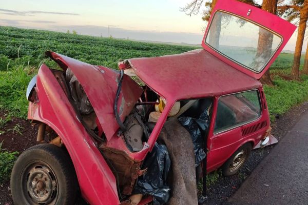 Homem de 30 anos morre em colisão entre carro e caminhão em Toledo