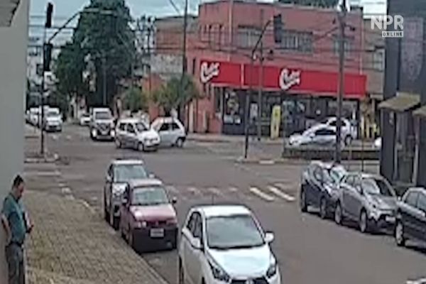 Imagem referente a notícia: Câmera de segurança registra menino sendo ejetado de carro após colisão na Avenida Carlos Gomes