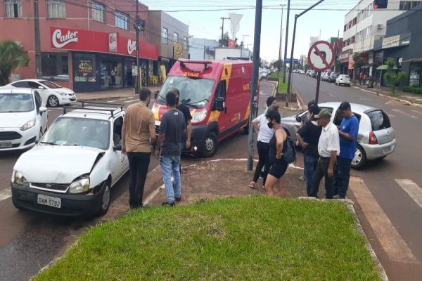 Imagem referente a notícia: Duas mulheres e duas crianças ficam feridas após colisão de trânsito na Avenida Carlos Gomes