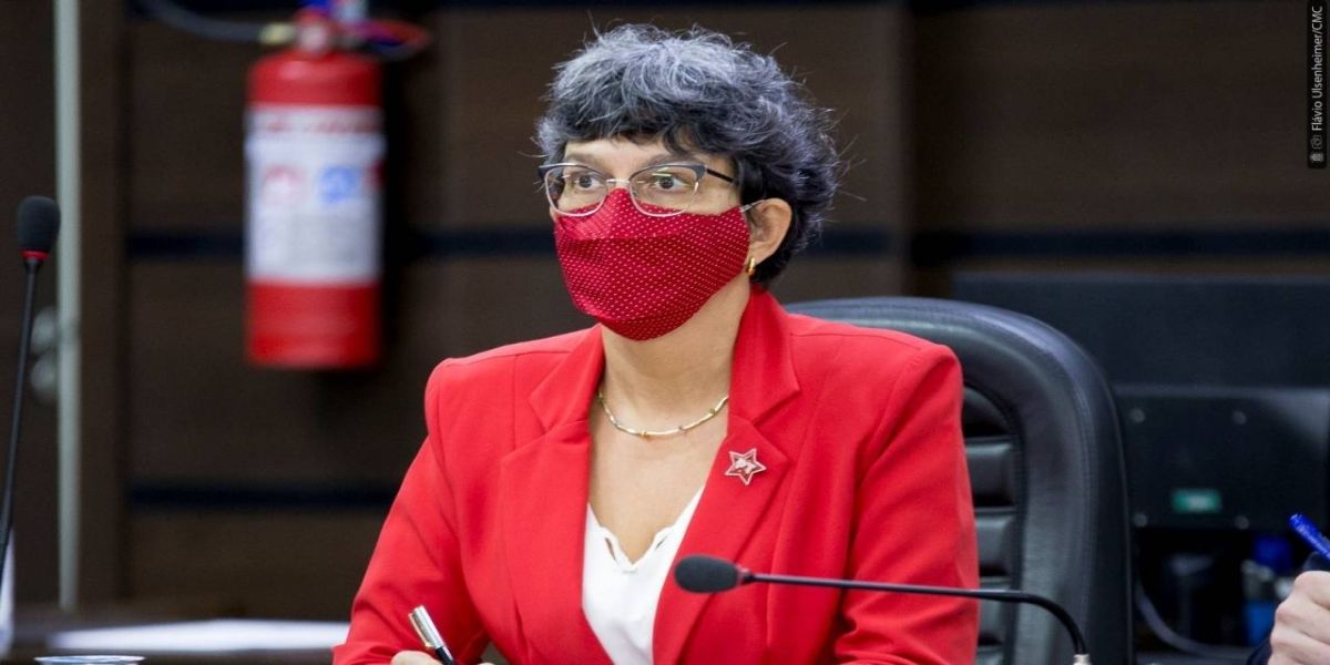 Professora Liliam questiona Executivo sobre cortes na remuneração de servidores