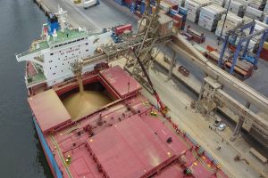 Imagem referente à notícia: Máquinas e agronegócio em alta: exportações do Paraná crescem 3,7% em 2026