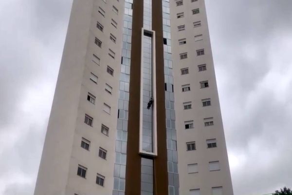 Trabalhador fica pendurado em prédio após “trava-quedas” enroscar em cadeirinha no Bairro Country