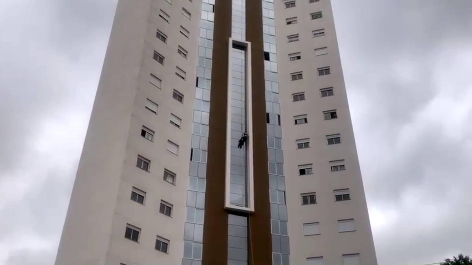 Trabalhador fica pendurado em prédio após “trava-quedas” enroscar em cadeirinha no Bairro Country