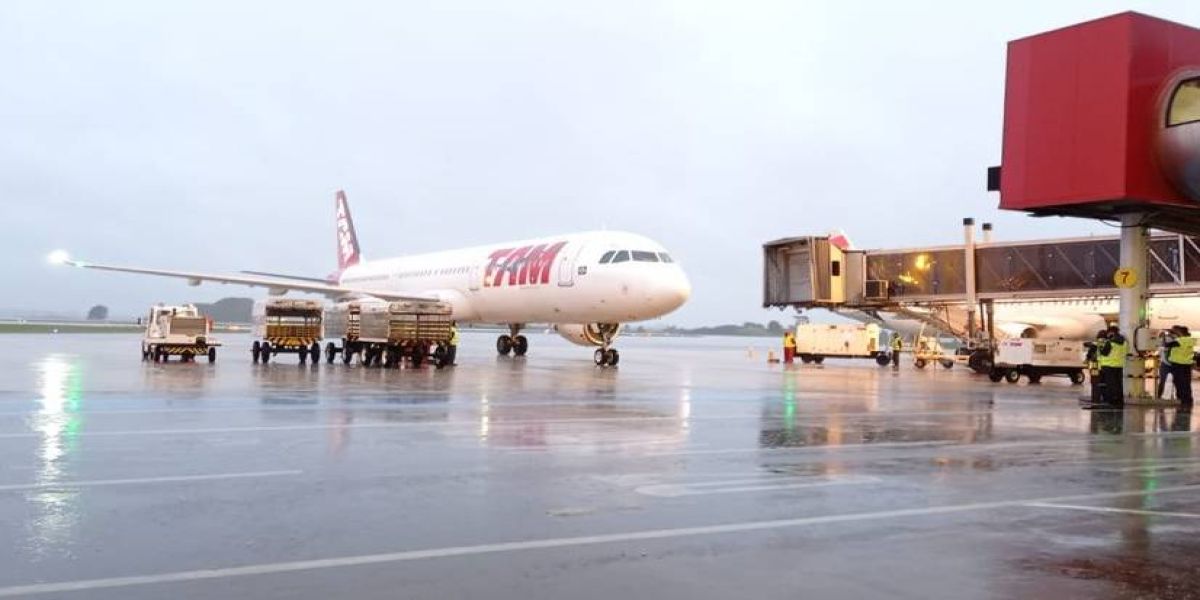 Avião com primeiras doses da vacina contra a Covid-19 chega ao Paraná