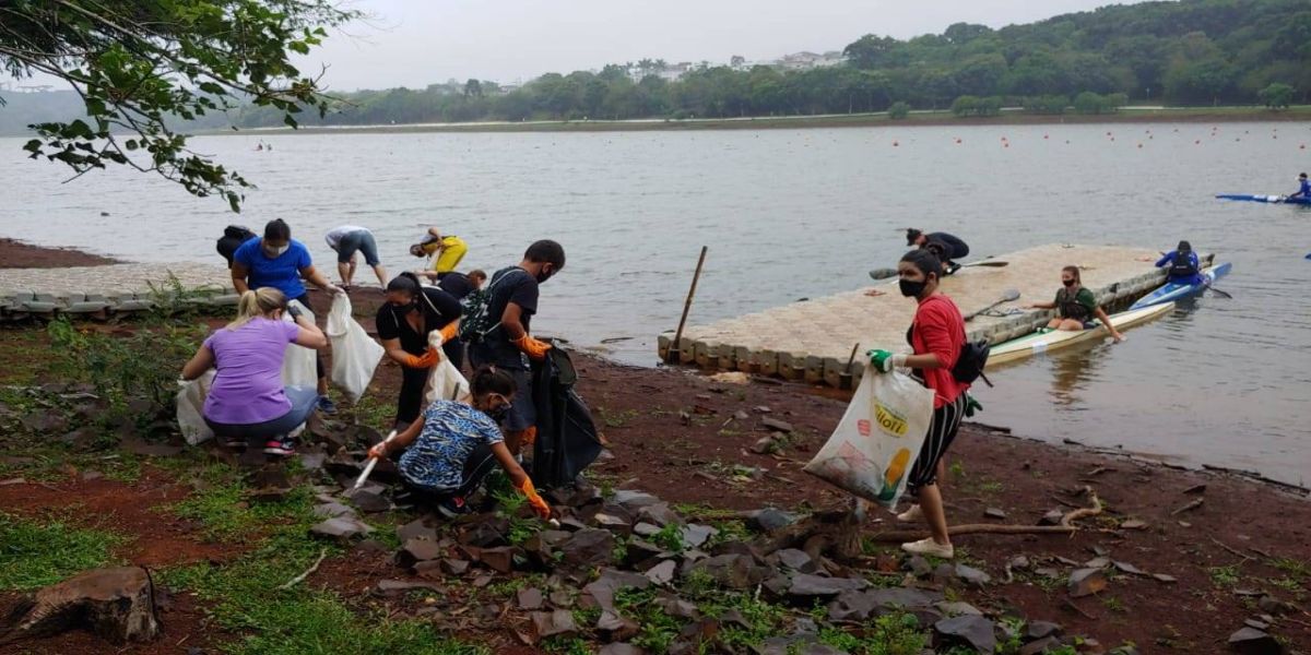 Voluntários promovem limpeza no entorno do Lago Municipal