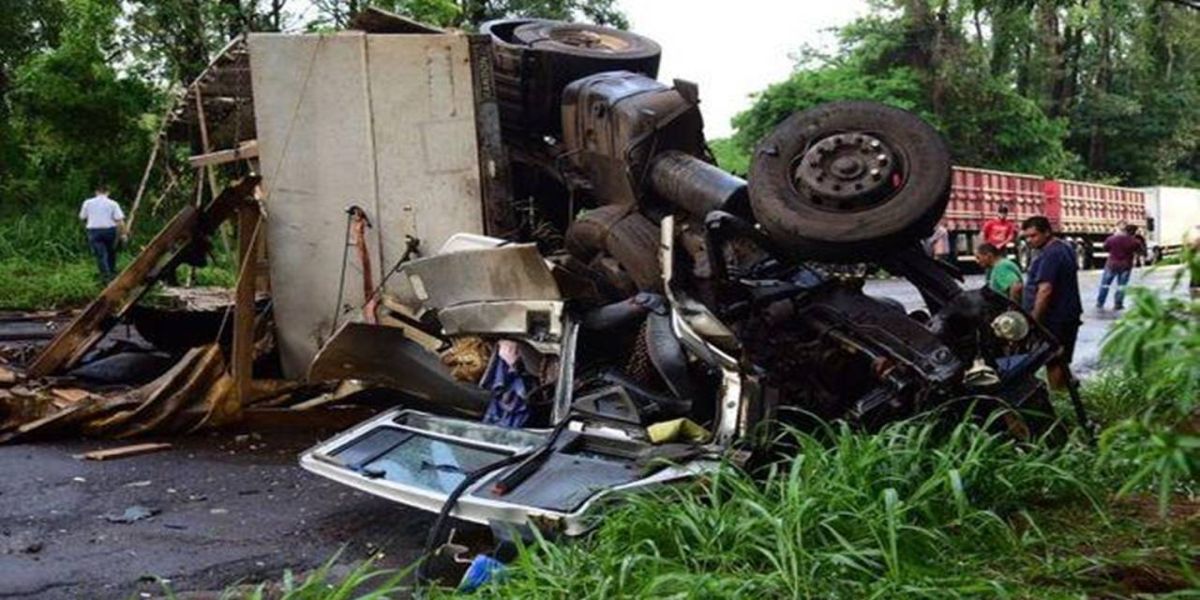 Acidente deixa dois mortos na PR-323 em Umuarama