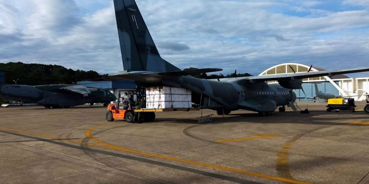 Aviões da FAB iniciam distribuição de vacinas aos estados
