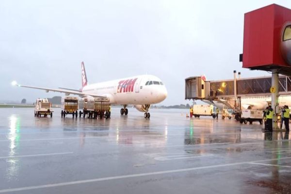 Avião com primeiras doses da vacina contra a Covid-19 chega ao Paraná