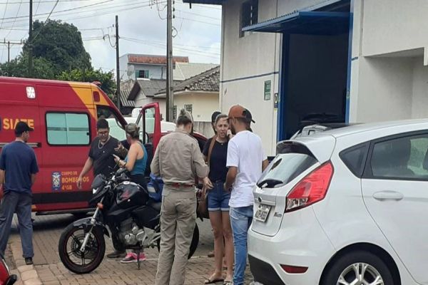 Motociclista fica ferido após colisão de trânsito na Rua Antonina