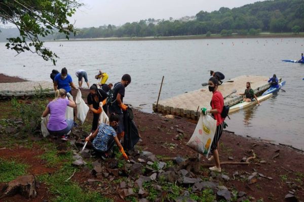 Voluntários promovem limpeza no entorno do Lago Municipal