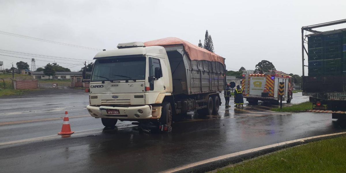 Motociclista para embaixo de caminhão após colisão de trânsito na BR-277
