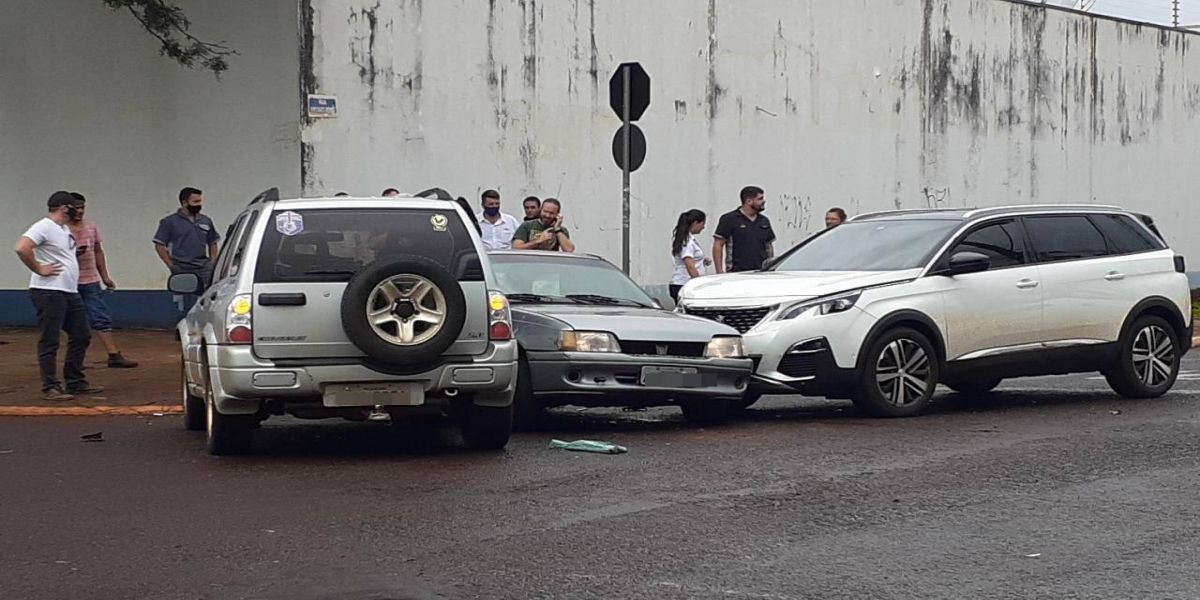 Colisão entre três veículos é registrado no Bairro São Cristóvão