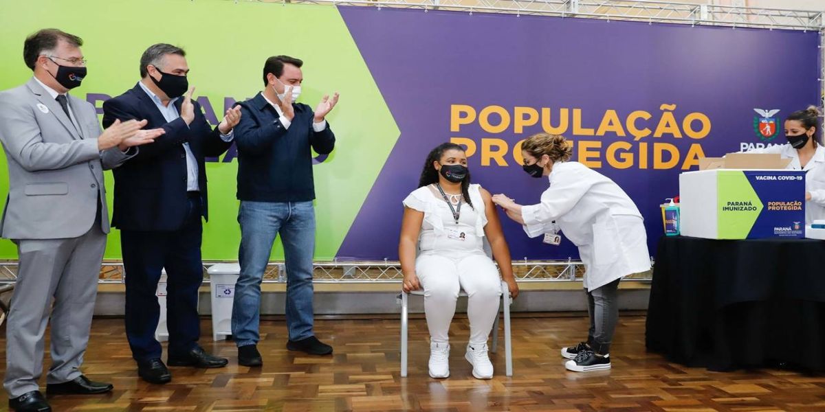 Enfermeira do Hospital do Trabalhador é a primeira a ser vacinada no Paraná