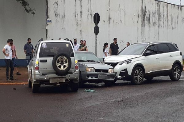 Imagem referente a notícia: Colisão entre três veículos é registrado no Bairro São Cristóvão