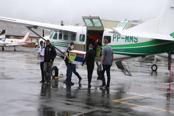 Imagem referente a notícia: Avião com vacinas contra a Covid-19 faz curva errada e entra em rota de colisão com jato da GOL