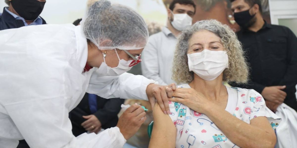 Covid-19: Cascavel aplica 378 doses no primeiro dia da vacinação