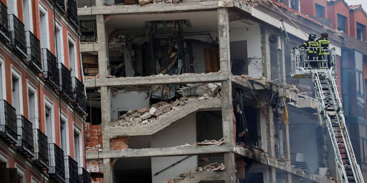 Forte explosão destrói fachada de edifício no centro de Madrid